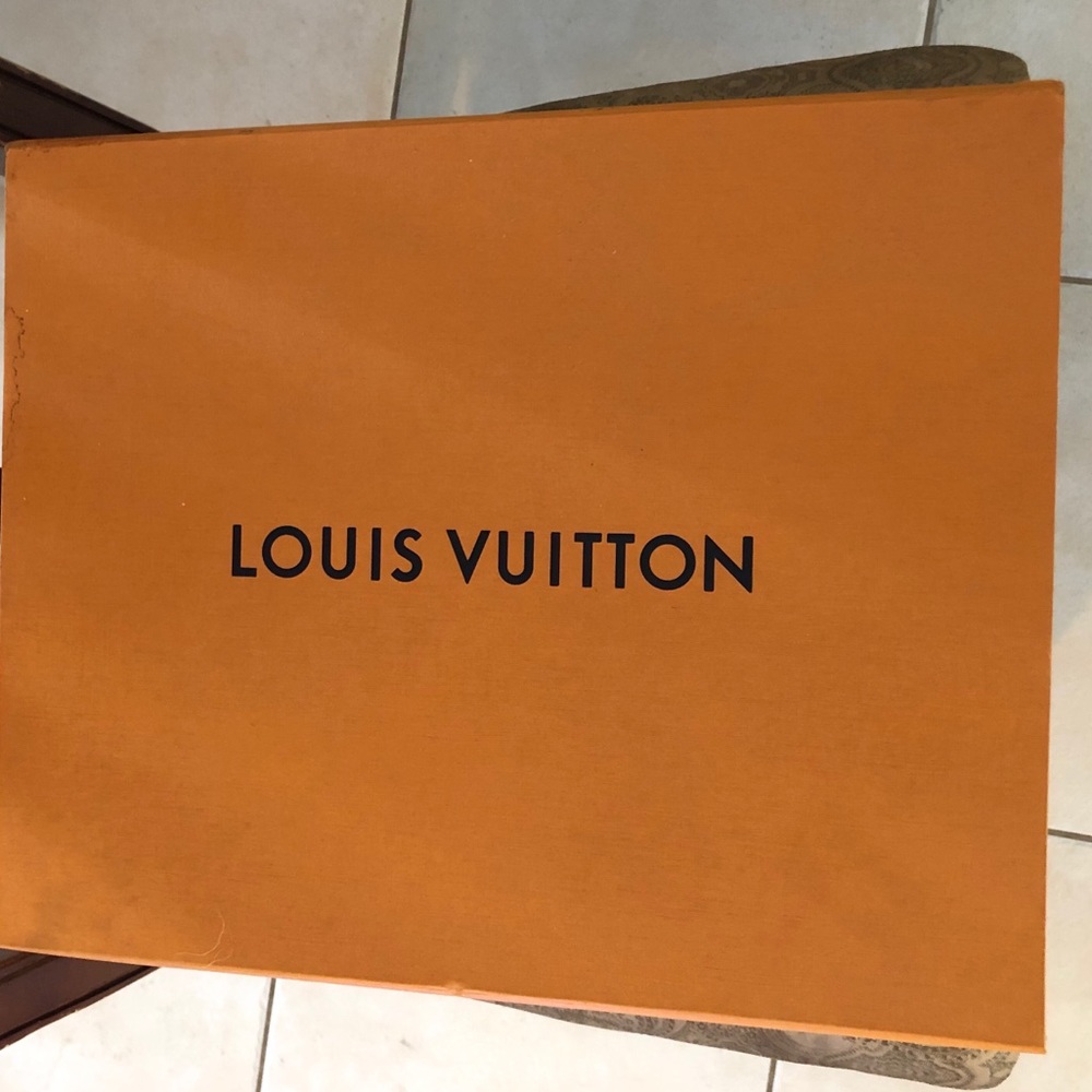 Louis Vuitton box large with ribbon